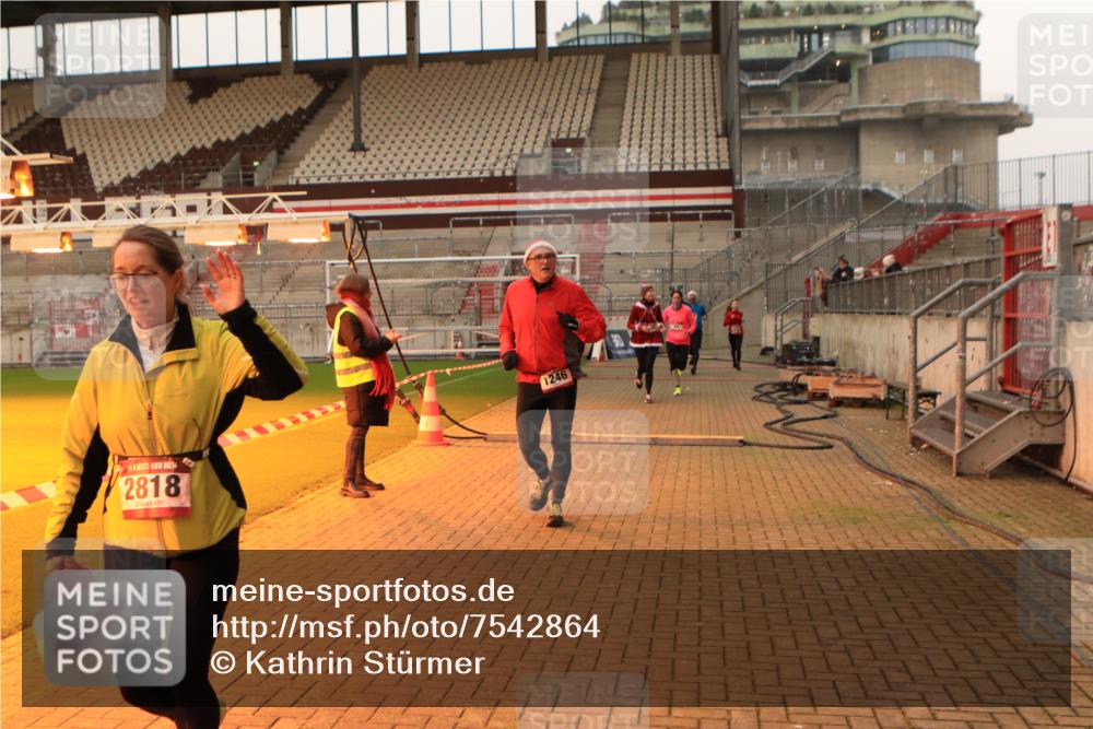 08.12.2024 - St. Pauli X-Mass-Run No. 14 Kathrin Stürmer Photography http://msf.ph/oto/7542864 08.12.2024 10:01:23 Ziel  meine-sportfotos.de