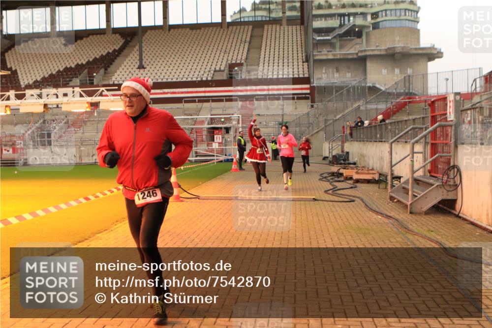 08.12.2024 - St. Pauli X-Mass-Run No. 14 Kathrin Stürmer Photography http://msf.ph/oto/7542870 08.12.2024 10:01:25 Ziel  meine-sportfotos.de