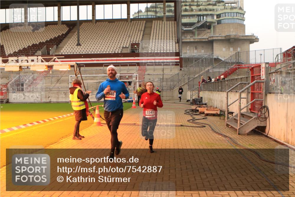 08.12.2024 - St. Pauli X-Mass-Run No. 14 Kathrin Stürmer Photography http://msf.ph/oto/7542887 08.12.2024 10:01:29 Ziel  meine-sportfotos.de