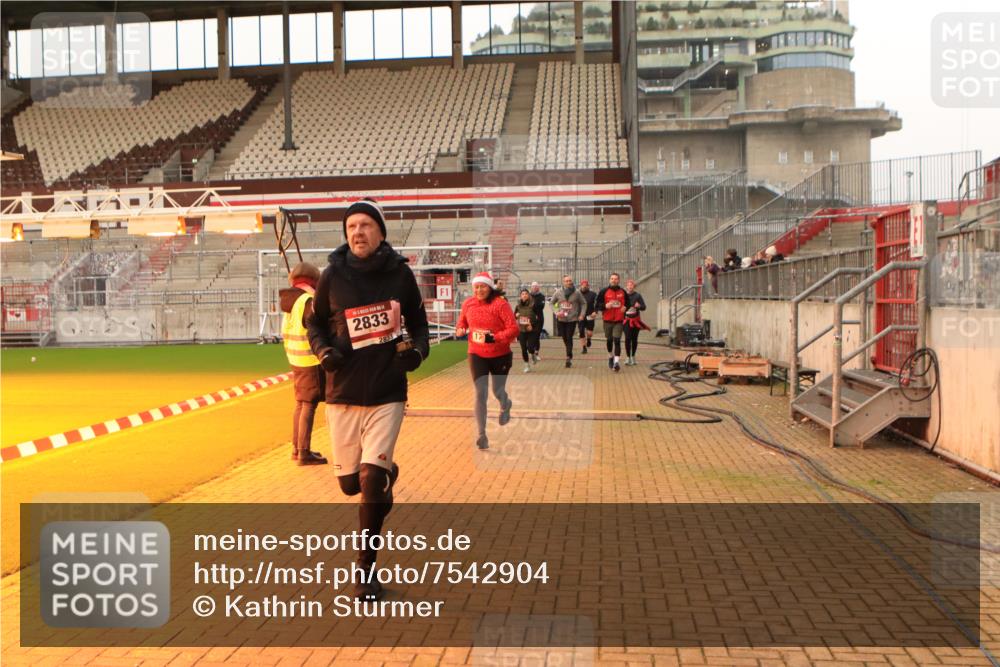 08.12.2024 - St. Pauli X-Mass-Run No. 14 Kathrin Stürmer Photography http://msf.ph/oto/7542904 08.12.2024 10:01:38 Ziel  meine-sportfotos.de