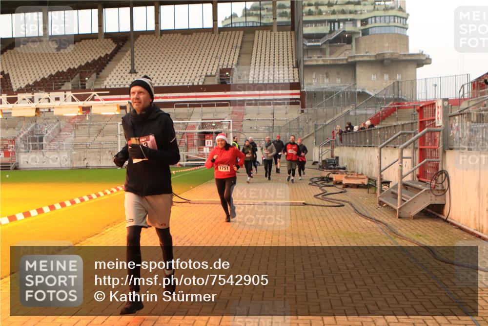 08.12.2024 - St. Pauli X-Mass-Run No. 14 Kathrin Stürmer Photography http://msf.ph/oto/7542905 08.12.2024 10:01:39 Ziel  meine-sportfotos.de