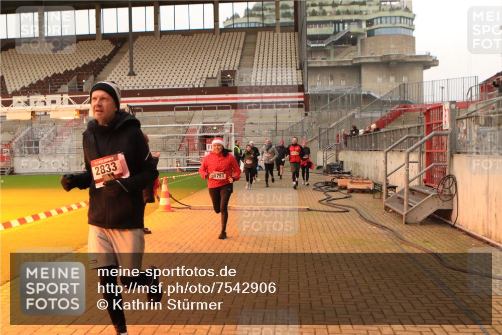 08.12.2024 - St. Pauli X-Mass-Run No. 14 Kathrin Stürmer Photography http://msf.ph/oto/7542906 08.12.2024 10:01:39 Ziel  meine-sportfotos.de