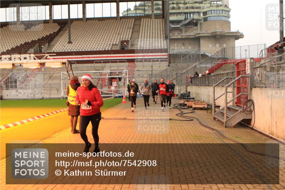 08.12.2024 - St. Pauli X-Mass-Run No. 14 Kathrin Stürmer Photography http://msf.ph/oto/7542908 08.12.2024 10:01:40 Ziel  meine-sportfotos.de