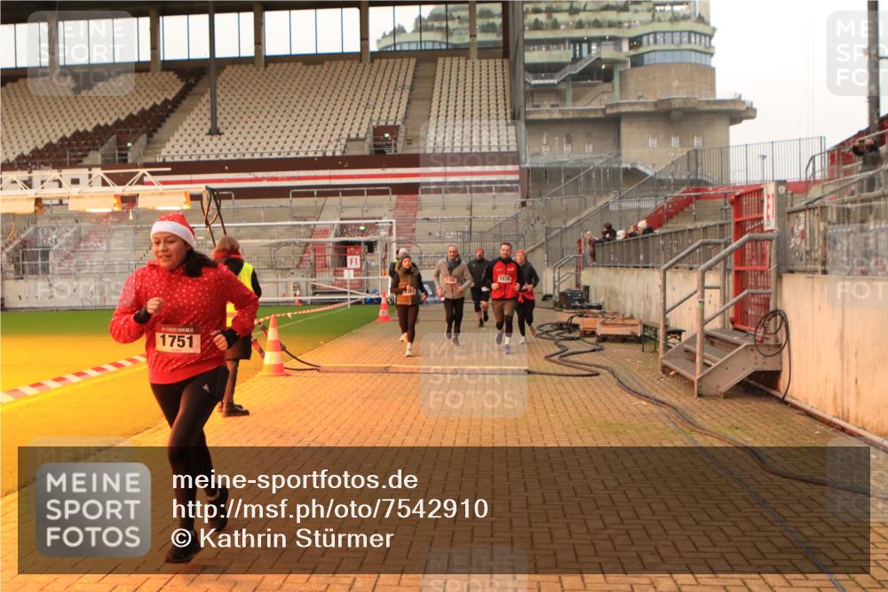 08.12.2024 - St. Pauli X-Mass-Run No. 14 Kathrin Stürmer Photography http://msf.ph/oto/7542910 08.12.2024 10:01:40 Ziel  meine-sportfotos.de