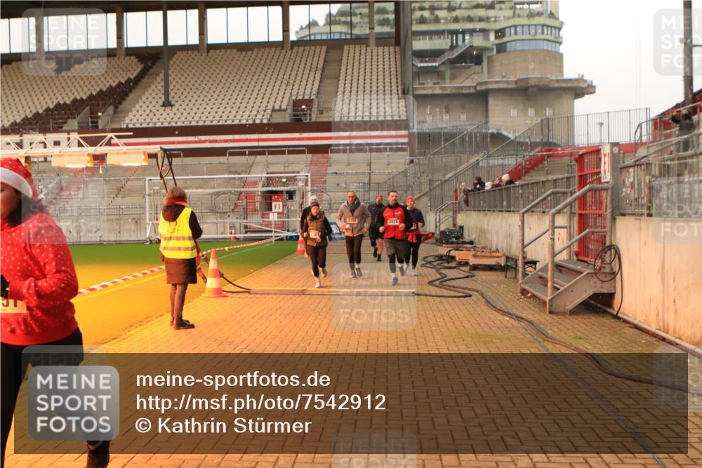 08.12.2024 - St. Pauli X-Mass-Run No. 14 Kathrin Stürmer Photography http://msf.ph/oto/7542912 08.12.2024 10:01:40 Ziel  meine-sportfotos.de