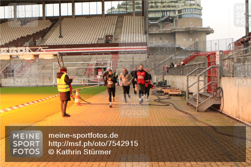 08.12.2024 - St. Pauli X-Mass-Run No. 14 Kathrin Stürmer Photography http://msf.ph/oto/7542915 08.12.2024 10:01:41 Ziel  meine-sportfotos.de