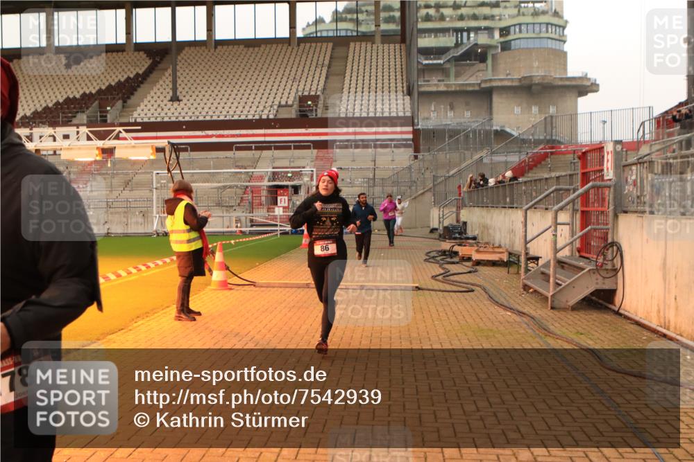 08.12.2024 - St. Pauli X-Mass-Run No. 14 Kathrin Stürmer Photography http://msf.ph/oto/7542939 08.12.2024 10:01:47 Ziel  meine-sportfotos.de