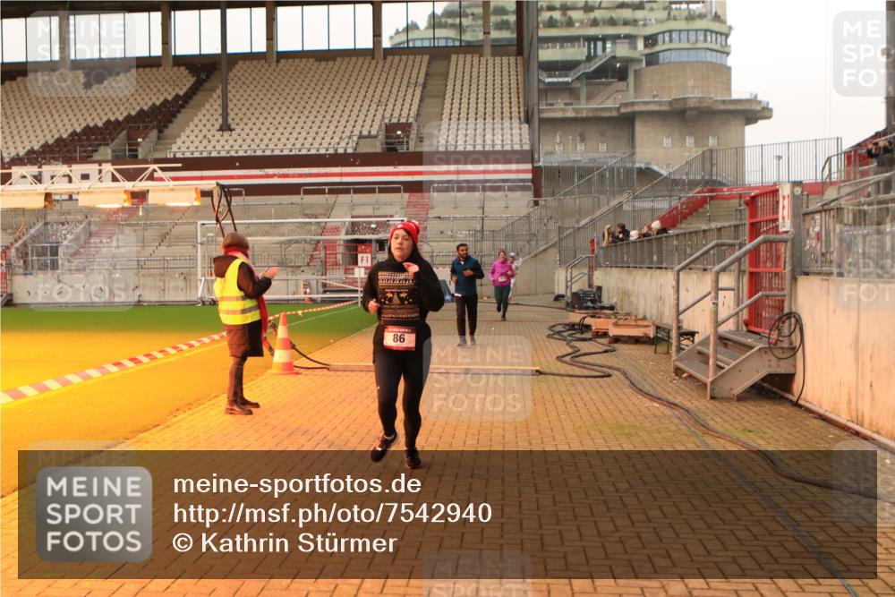 08.12.2024 - St. Pauli X-Mass-Run No. 14 Kathrin Stürmer Photography http://msf.ph/oto/7542940 08.12.2024 10:01:47 Ziel  meine-sportfotos.de