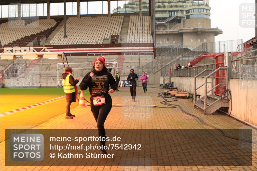 08.12.2024 - St. Pauli X-Mass-Run No. 14 Kathrin Stürmer Photography http://msf.ph/oto/7542942 08.12.2024 10:01:47 Ziel  meine-sportfotos.de
