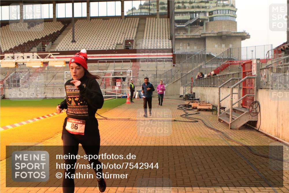 08.12.2024 - St. Pauli X-Mass-Run No. 14 Kathrin Stürmer Photography http://msf.ph/oto/7542944 08.12.2024 10:01:48 Ziel  meine-sportfotos.de