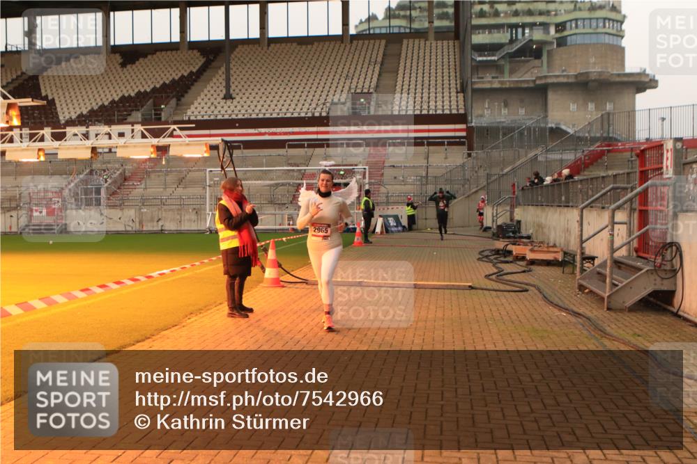 08.12.2024 - St. Pauli X-Mass-Run No. 14 Kathrin Stürmer Photography http://msf.ph/oto/7542966 08.12.2024 10:01:54 Ziel  meine-sportfotos.de