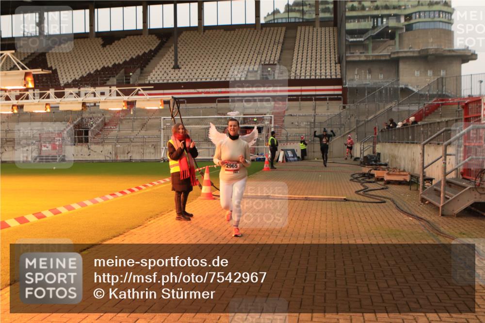 08.12.2024 - St. Pauli X-Mass-Run No. 14 Kathrin Stürmer Photography http://msf.ph/oto/7542967 08.12.2024 10:01:55 Ziel  meine-sportfotos.de