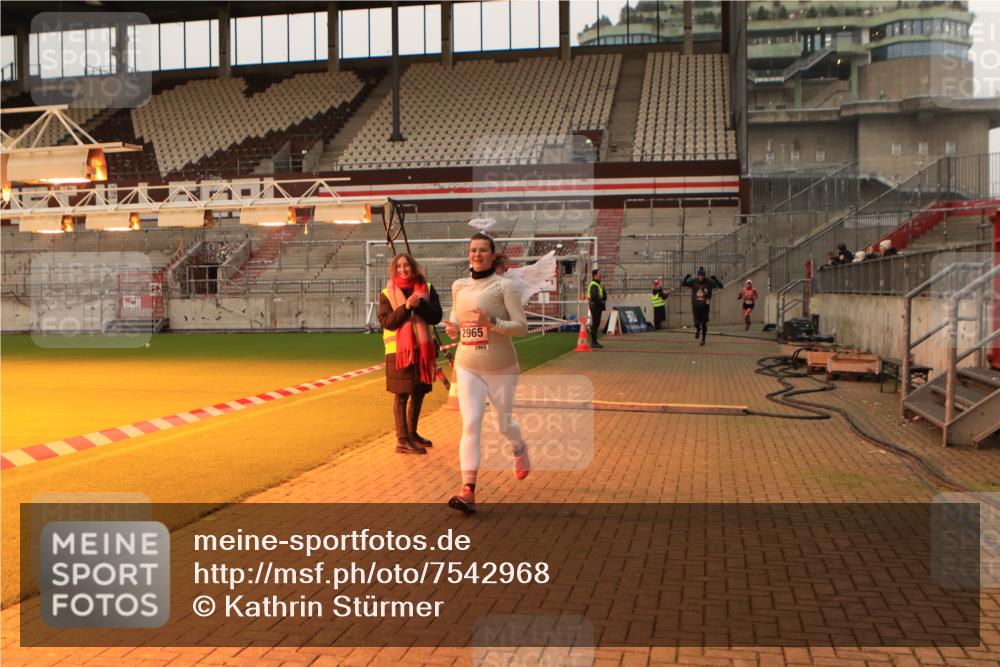 08.12.2024 - St. Pauli X-Mass-Run No. 14 Kathrin Stürmer Photography http://msf.ph/oto/7542968 08.12.2024 10:01:55 Ziel  meine-sportfotos.de