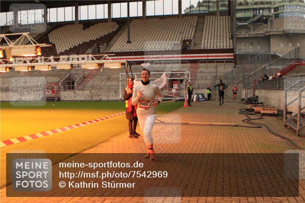 08.12.2024 - St. Pauli X-Mass-Run No. 14 Kathrin Stürmer Photography http://msf.ph/oto/7542969 08.12.2024 10:01:55 Ziel  meine-sportfotos.de