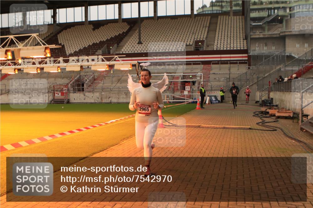 08.12.2024 - St. Pauli X-Mass-Run No. 14 Kathrin Stürmer Photography http://msf.ph/oto/7542970 08.12.2024 10:01:55 Ziel  meine-sportfotos.de