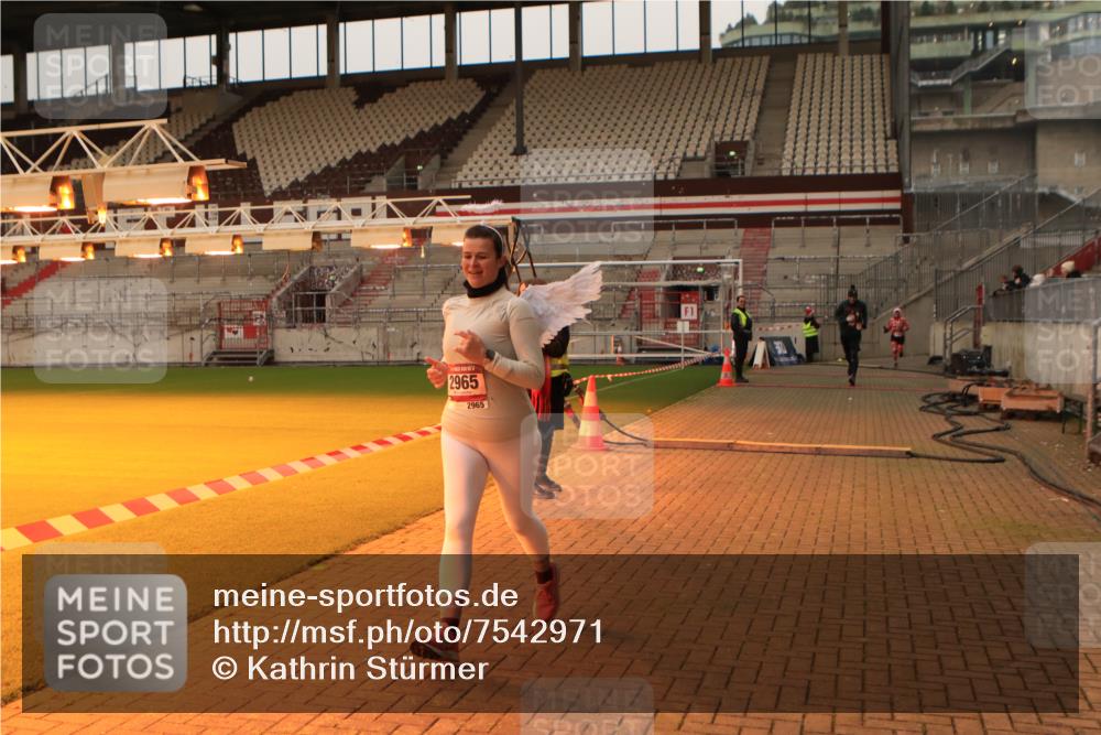 08.12.2024 - St. Pauli X-Mass-Run No. 14 Kathrin Stürmer Photography http://msf.ph/oto/7542971 08.12.2024 10:01:55 Ziel  meine-sportfotos.de