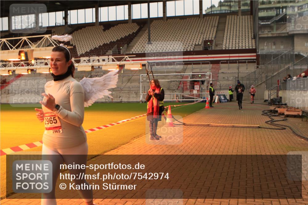 08.12.2024 - St. Pauli X-Mass-Run No. 14 Kathrin Stürmer Photography http://msf.ph/oto/7542974 08.12.2024 10:01:56 Ziel  meine-sportfotos.de