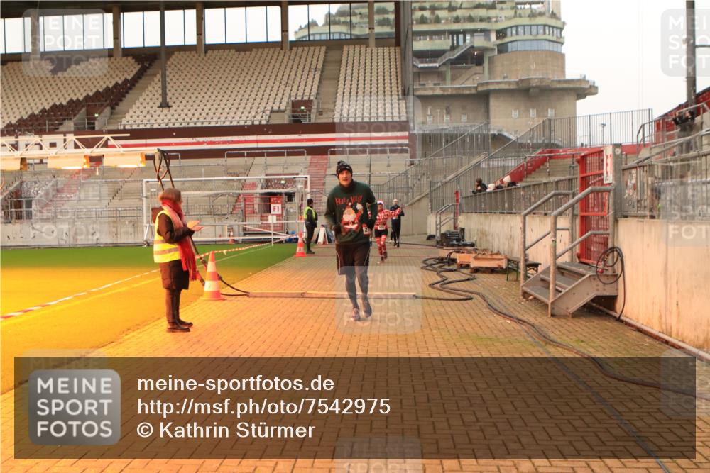 08.12.2024 - St. Pauli X-Mass-Run No. 14 Kathrin Stürmer Photography http://msf.ph/oto/7542975 08.12.2024 10:02:00 Ziel  meine-sportfotos.de