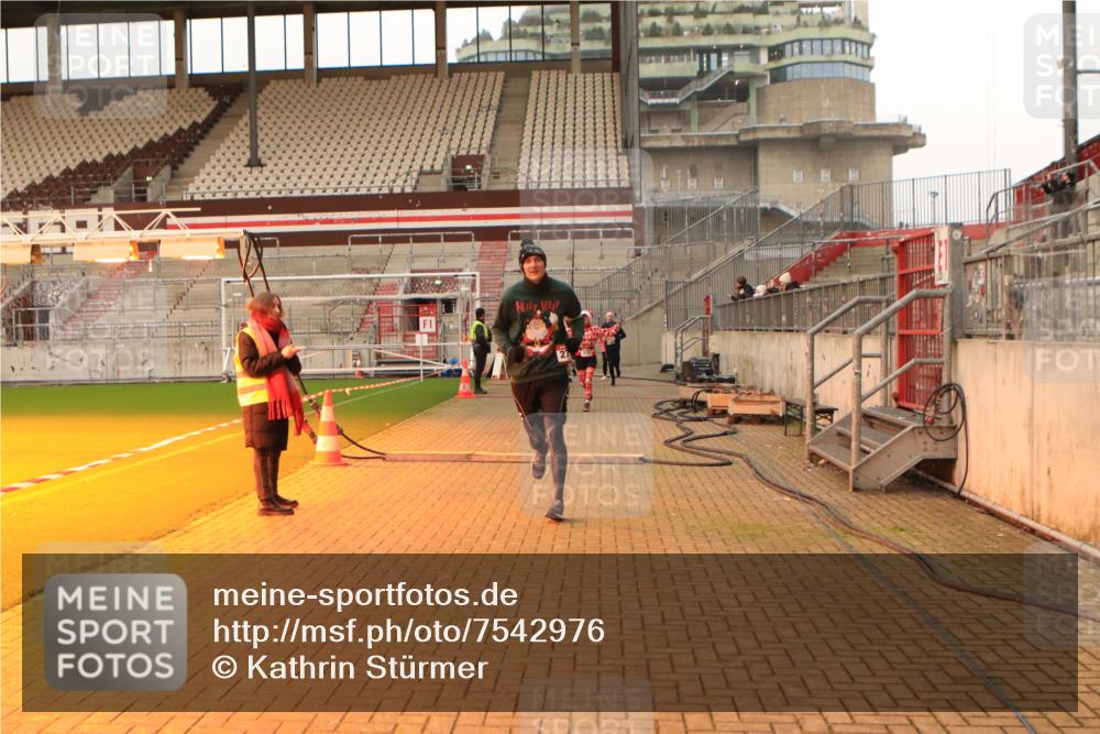 08.12.2024 - St. Pauli X-Mass-Run No. 14 Kathrin Stürmer Photography http://msf.ph/oto/7542976 08.12.2024 10:02:00 Ziel  meine-sportfotos.de