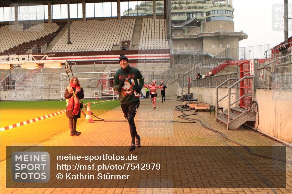 08.12.2024 - St. Pauli X-Mass-Run No. 14 Kathrin Stürmer Photography http://msf.ph/oto/7542979 08.12.2024 10:02:00 Ziel  meine-sportfotos.de