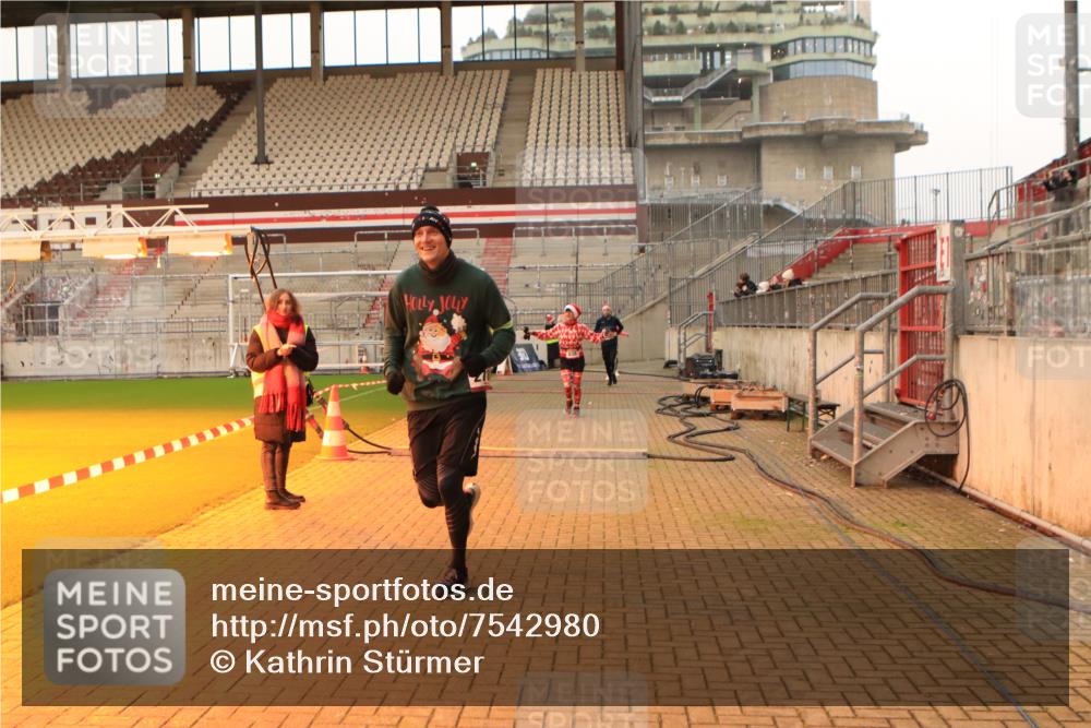 08.12.2024 - St. Pauli X-Mass-Run No. 14 Kathrin Stürmer Photography http://msf.ph/oto/7542980 08.12.2024 10:02:01 Ziel  meine-sportfotos.de