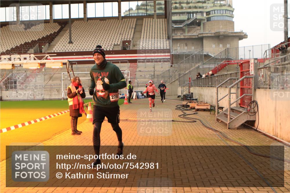 08.12.2024 - St. Pauli X-Mass-Run No. 14 Kathrin Stürmer Photography http://msf.ph/oto/7542981 08.12.2024 10:02:01 Ziel  meine-sportfotos.de