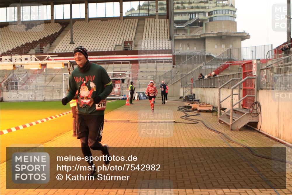 08.12.2024 - St. Pauli X-Mass-Run No. 14 Kathrin Stürmer Photography http://msf.ph/oto/7542982 08.12.2024 10:02:01 Ziel  meine-sportfotos.de
