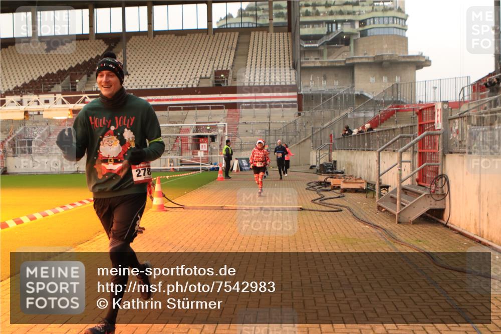 08.12.2024 - St. Pauli X-Mass-Run No. 14 Kathrin Stürmer Photography http://msf.ph/oto/7542983 08.12.2024 10:02:01 Ziel  meine-sportfotos.de