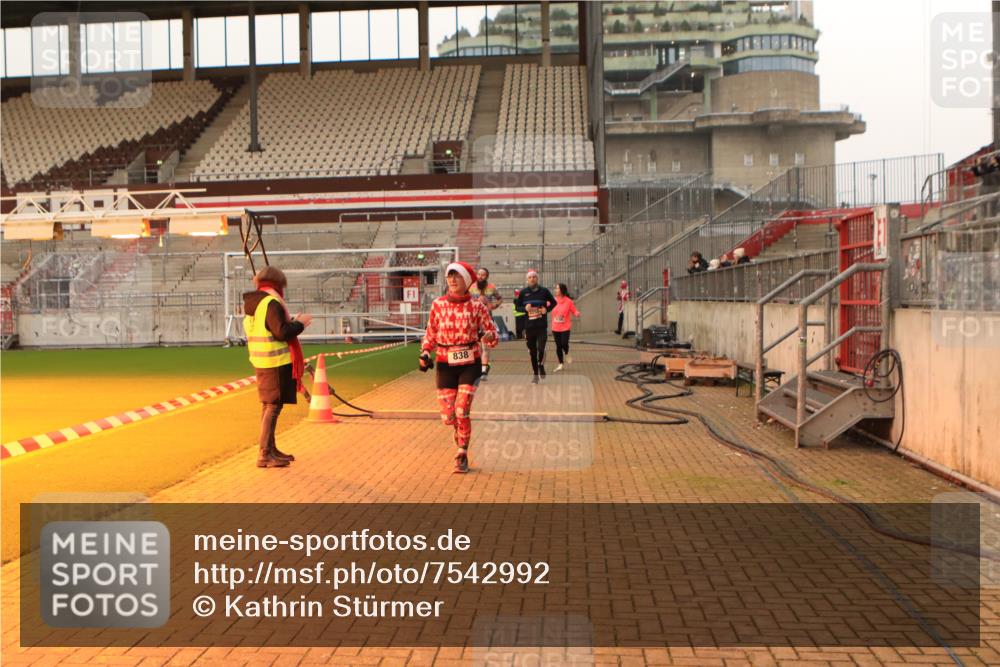 08.12.2024 - St. Pauli X-Mass-Run No. 14 Kathrin Stürmer Photography http://msf.ph/oto/7542992 08.12.2024 10:02:03 Ziel  meine-sportfotos.de