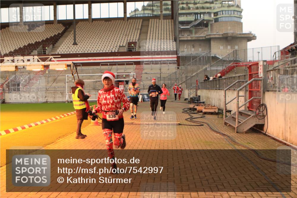 08.12.2024 - St. Pauli X-Mass-Run No. 14 Kathrin Stürmer Photography http://msf.ph/oto/7542997 08.12.2024 10:02:04 Ziel  meine-sportfotos.de