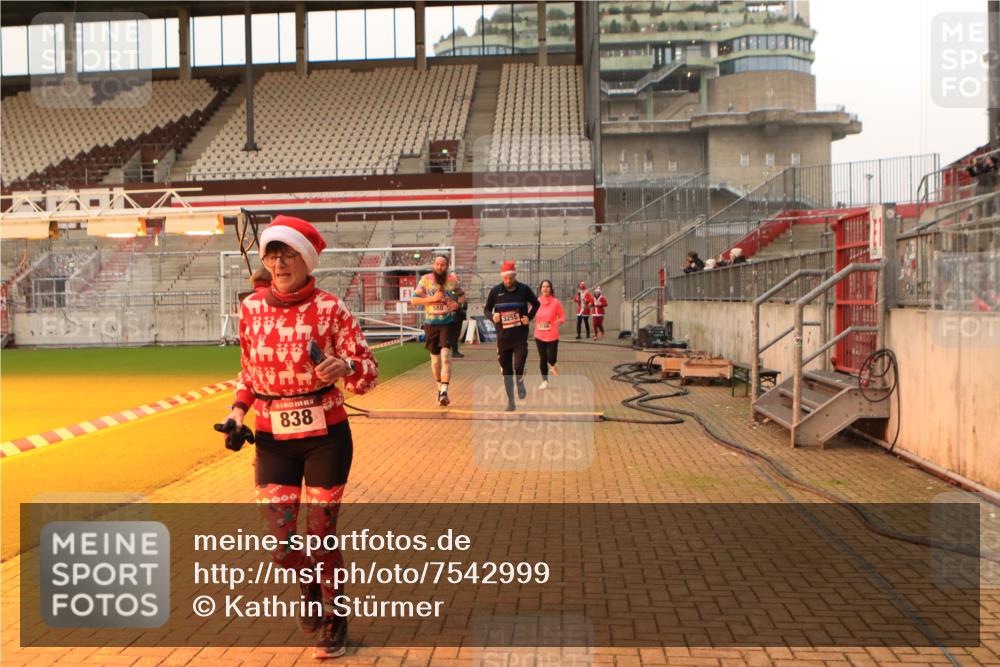 08.12.2024 - St. Pauli X-Mass-Run No. 14 Kathrin Stürmer Photography http://msf.ph/oto/7542999 08.12.2024 10:02:05 Ziel  meine-sportfotos.de
