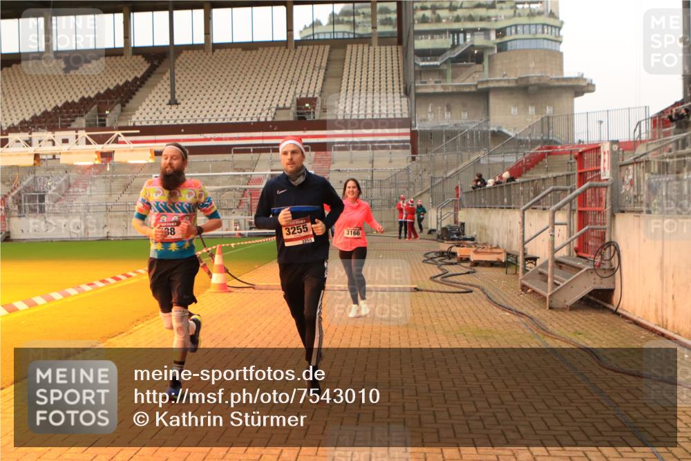 08.12.2024 - St. Pauli X-Mass-Run No. 14 Kathrin Stürmer Photography http://msf.ph/oto/7543010 08.12.2024 10:02:07 Ziel  meine-sportfotos.de
