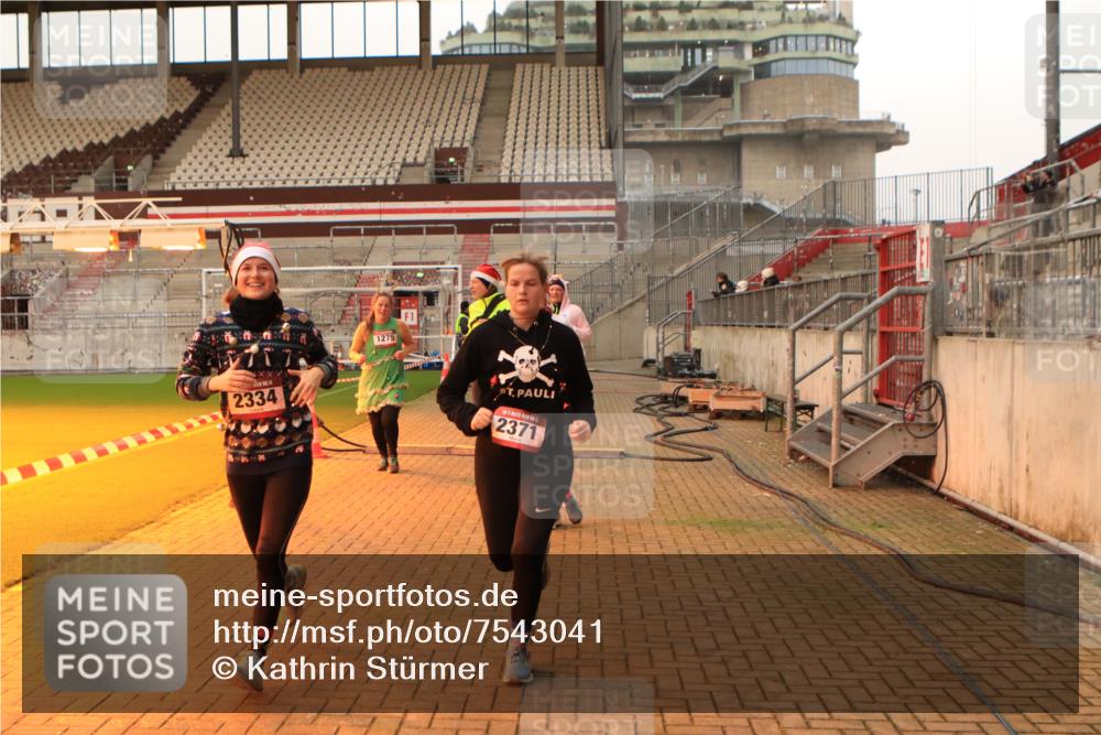 08.12.2024 - St. Pauli X-Mass-Run No. 14 Kathrin Stürmer Photography http://msf.ph/oto/7543041 08.12.2024 10:02:21 Ziel  meine-sportfotos.de