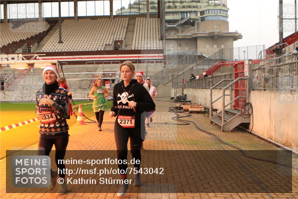 08.12.2024 - St. Pauli X-Mass-Run No. 14 Kathrin Stürmer Photography http://msf.ph/oto/7543042 08.12.2024 10:02:21 Ziel  meine-sportfotos.de