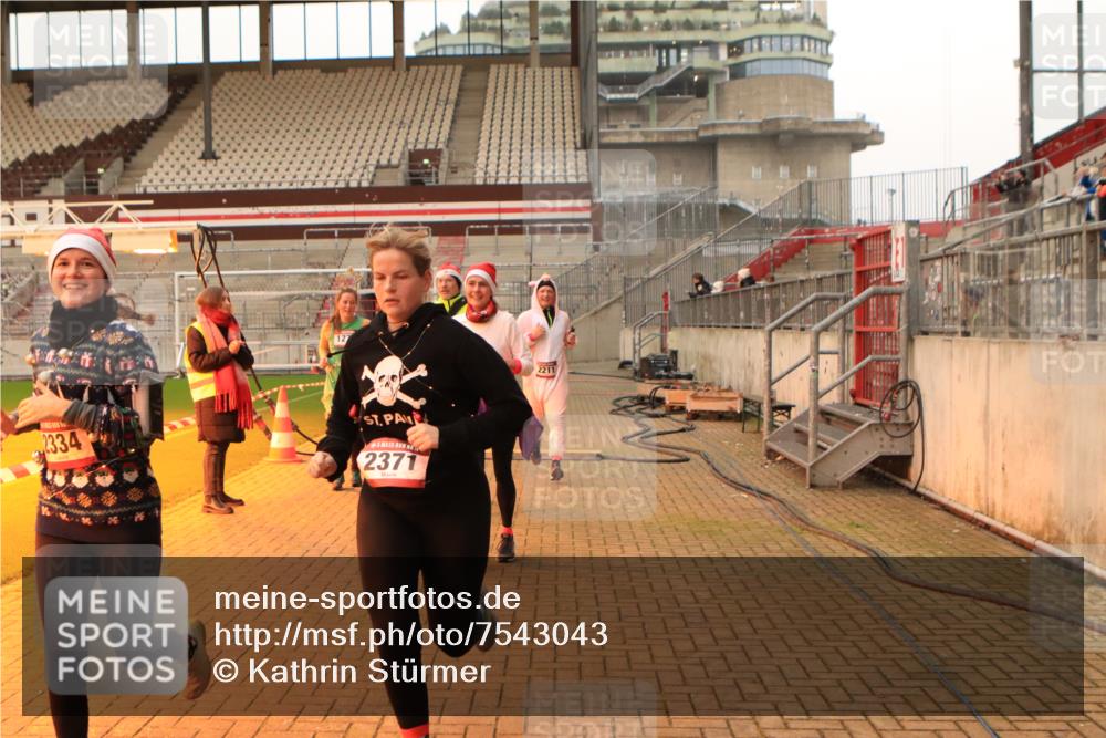 08.12.2024 - St. Pauli X-Mass-Run No. 14 Kathrin Stürmer Photography http://msf.ph/oto/7543043 08.12.2024 10:02:21 Ziel  meine-sportfotos.de