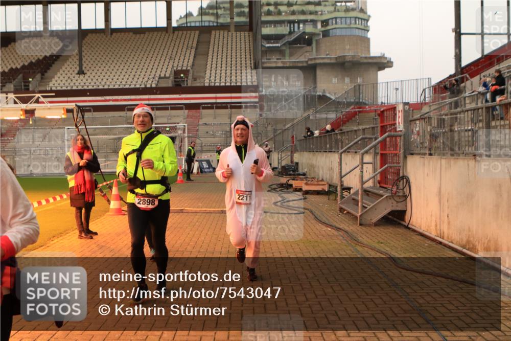 08.12.2024 - St. Pauli X-Mass-Run No. 14 Kathrin Stürmer Photography http://msf.ph/oto/7543047 08.12.2024 10:02:23 Ziel  meine-sportfotos.de