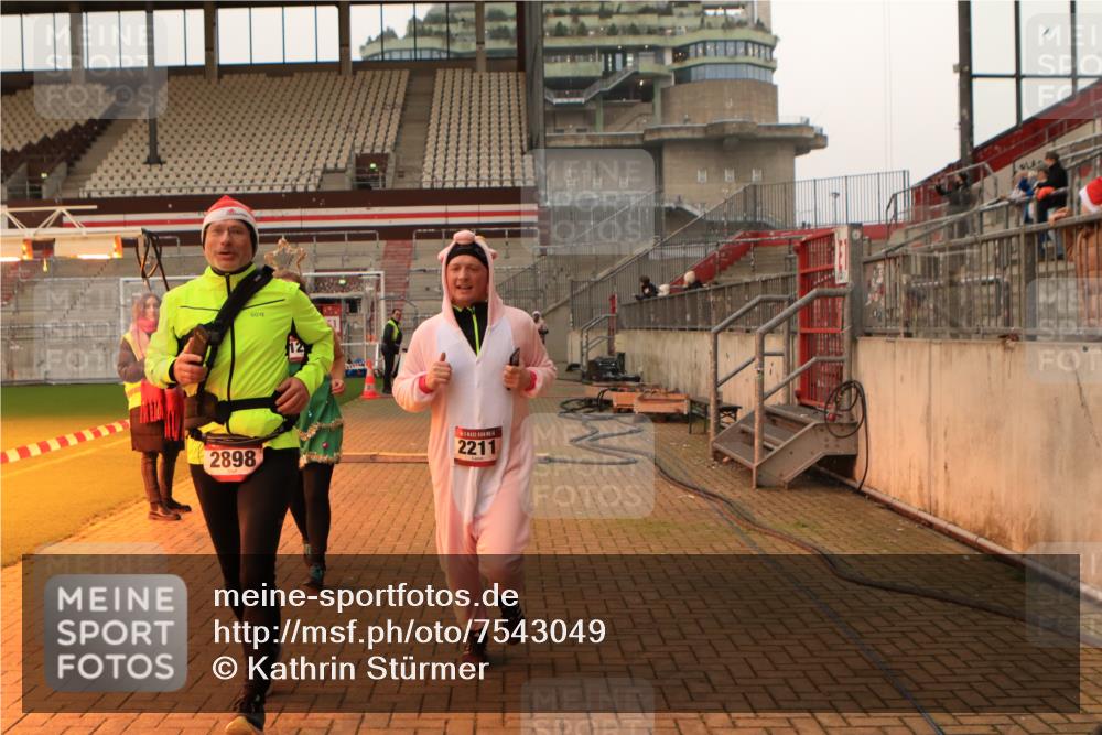 08.12.2024 - St. Pauli X-Mass-Run No. 14 Kathrin Stürmer Photography http://msf.ph/oto/7543049 08.12.2024 10:02:23 Ziel  meine-sportfotos.de