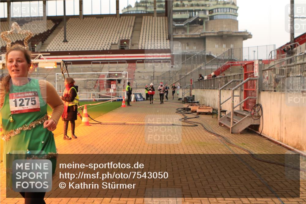 08.12.2024 - St. Pauli X-Mass-Run No. 14 Kathrin Stürmer Photography http://msf.ph/oto/7543050 08.12.2024 10:02:25 Ziel  meine-sportfotos.de