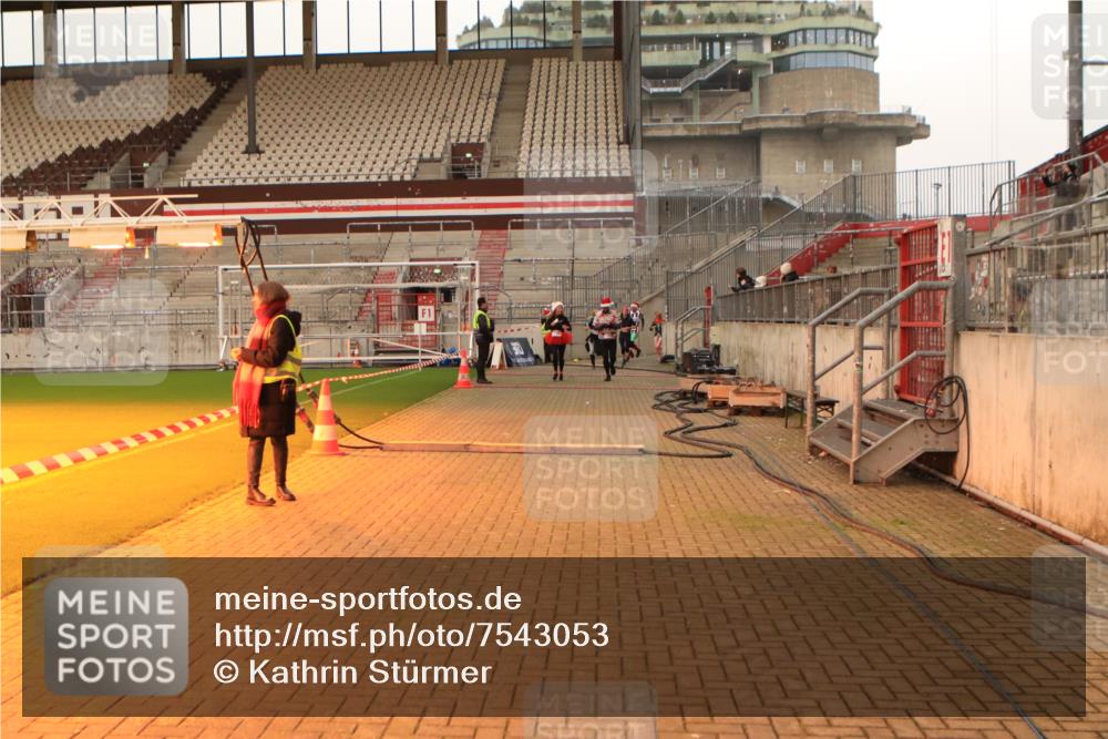08.12.2024 - St. Pauli X-Mass-Run No. 14 Kathrin Stürmer Photography http://msf.ph/oto/7543053 08.12.2024 10:02:26 Ziel  meine-sportfotos.de