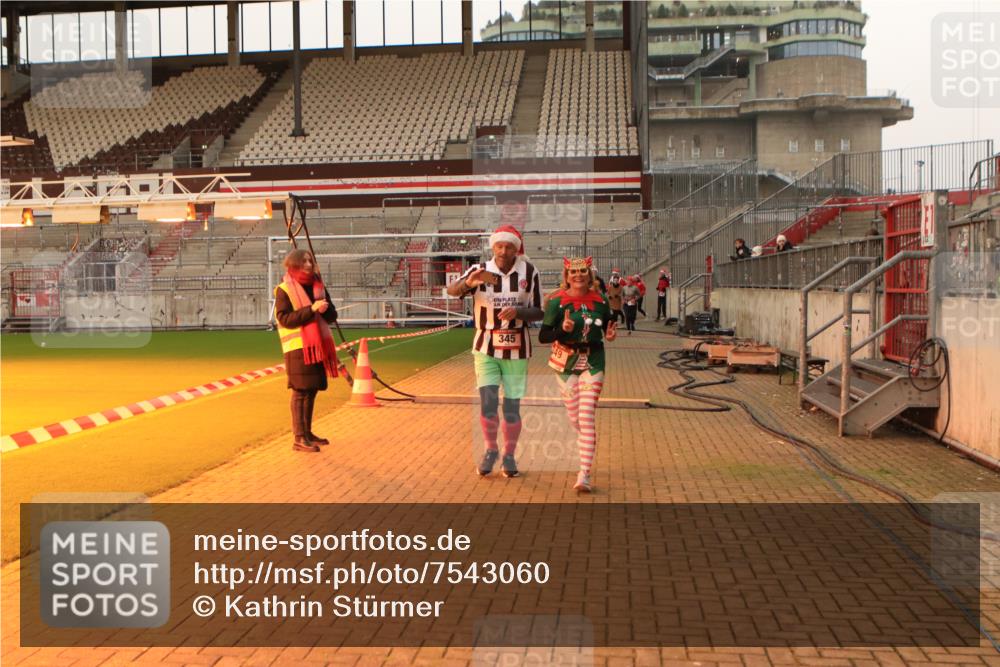 08.12.2024 - St. Pauli X-Mass-Run No. 14 Kathrin Stürmer Photography http://msf.ph/oto/7543060 08.12.2024 10:02:36 Ziel  meine-sportfotos.de