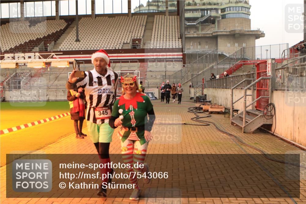 08.12.2024 - St. Pauli X-Mass-Run No. 14 Kathrin Stürmer Photography http://msf.ph/oto/7543066 08.12.2024 10:02:38 Ziel  meine-sportfotos.de
