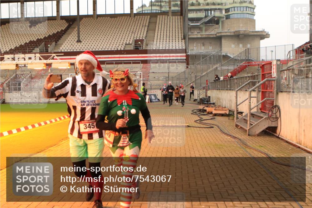 08.12.2024 - St. Pauli X-Mass-Run No. 14 Kathrin Stürmer Photography http://msf.ph/oto/7543067 08.12.2024 10:02:38 Ziel  meine-sportfotos.de