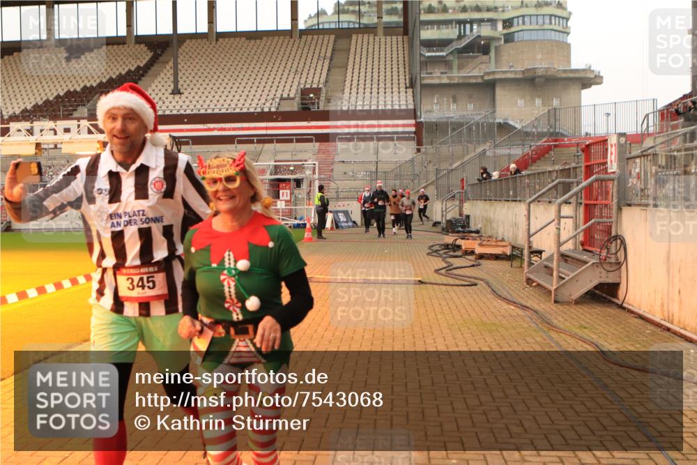 08.12.2024 - St. Pauli X-Mass-Run No. 14 Kathrin Stürmer Photography http://msf.ph/oto/7543068 08.12.2024 10:02:38 Ziel  meine-sportfotos.de