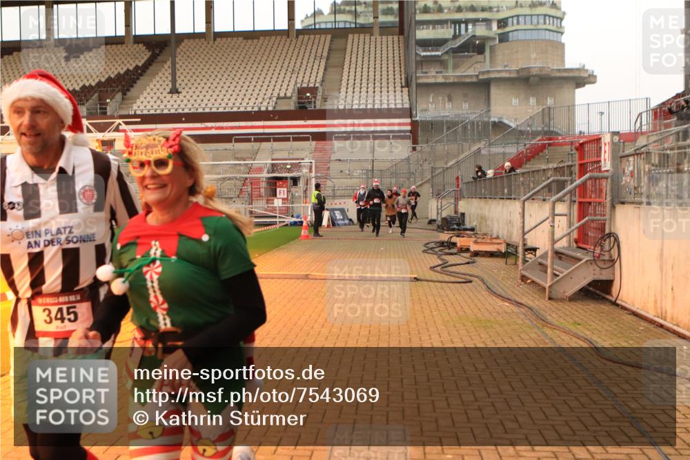 08.12.2024 - St. Pauli X-Mass-Run No. 14 Kathrin Stürmer Photography http://msf.ph/oto/7543069 08.12.2024 10:02:38 Ziel  meine-sportfotos.de