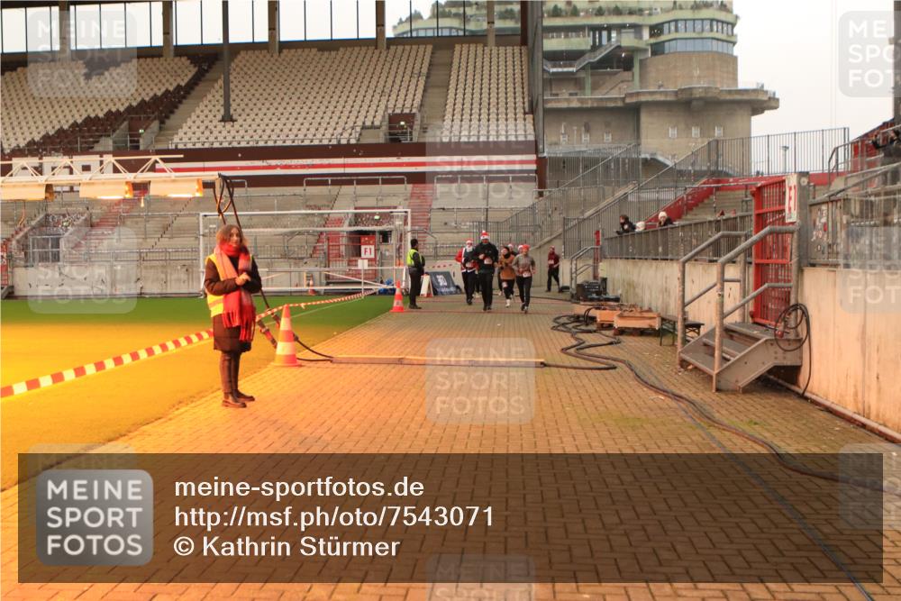 08.12.2024 - St. Pauli X-Mass-Run No. 14 Kathrin Stürmer Photography http://msf.ph/oto/7543071 08.12.2024 10:02:39 Ziel  meine-sportfotos.de