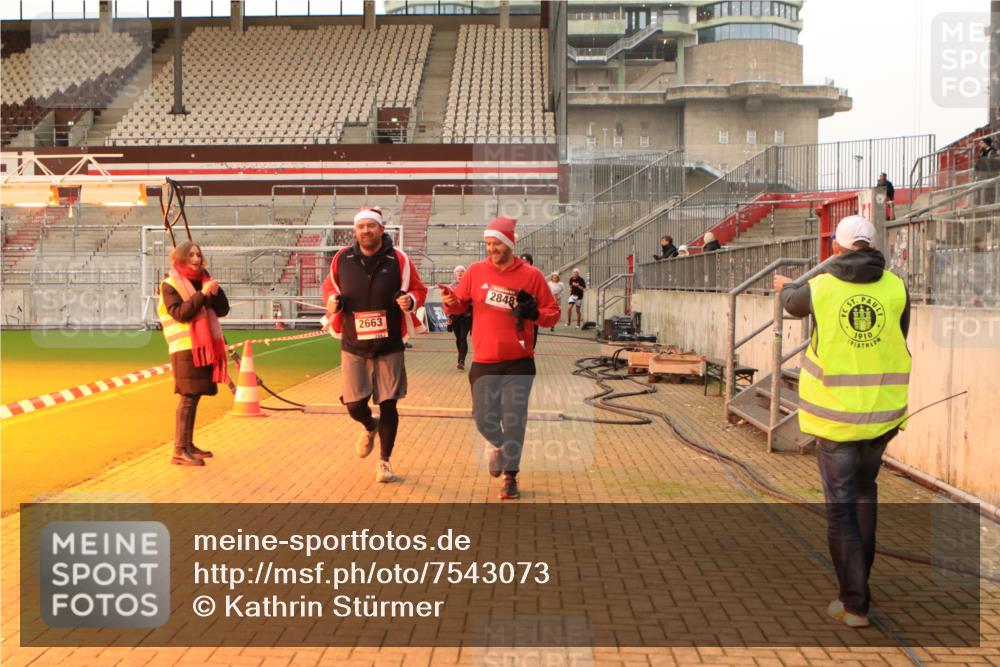 08.12.2024 - St. Pauli X-Mass-Run No. 14 Kathrin Stürmer Photography http://msf.ph/oto/7543073 08.12.2024 10:03:24 Ziel  meine-sportfotos.de