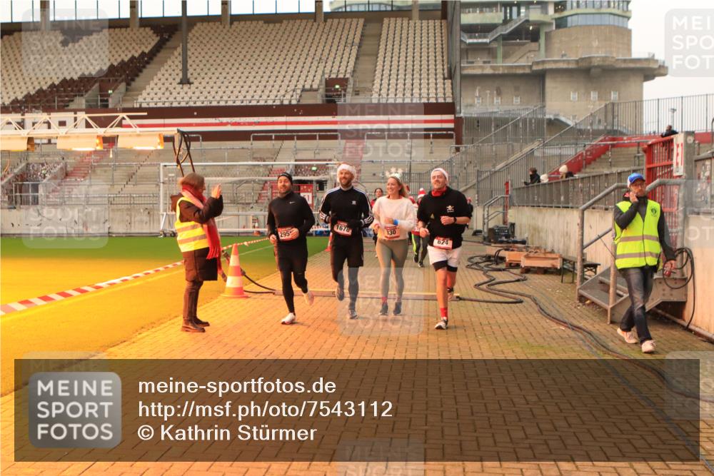 08.12.2024 - St. Pauli X-Mass-Run No. 14 Kathrin Stürmer Photography http://msf.ph/oto/7543112 08.12.2024 10:03:32 Ziel  meine-sportfotos.de