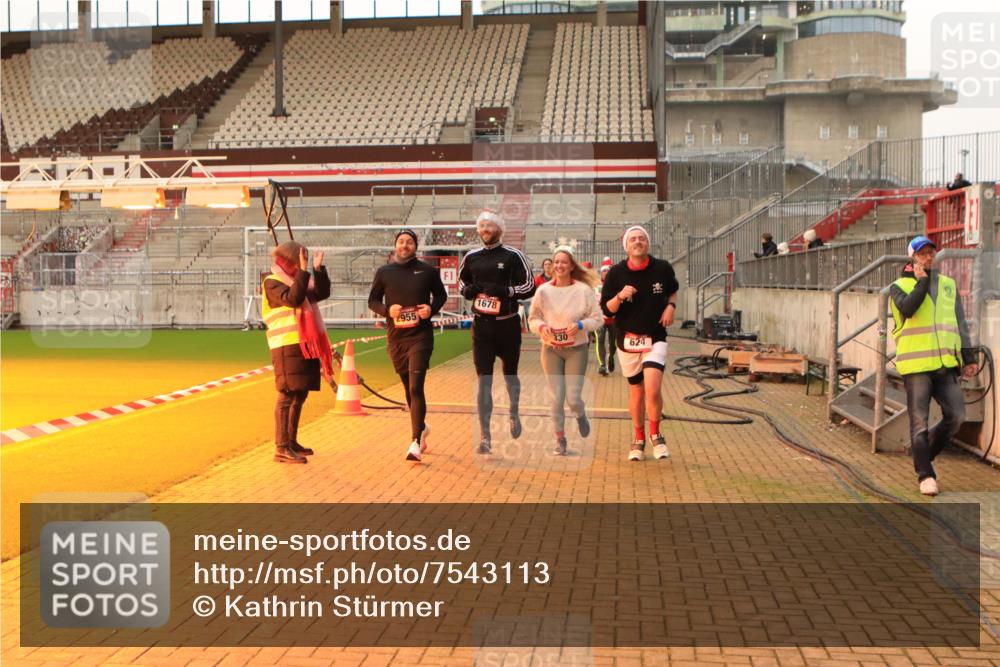 08.12.2024 - St. Pauli X-Mass-Run No. 14 Kathrin Stürmer Photography http://msf.ph/oto/7543113 08.12.2024 10:03:33 Ziel  meine-sportfotos.de