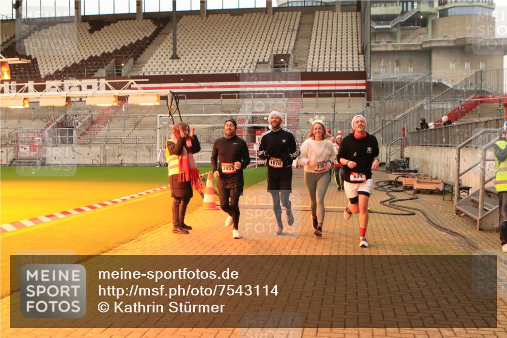 08.12.2024 - St. Pauli X-Mass-Run No. 14 Kathrin Stürmer Photography http://msf.ph/oto/7543114 08.12.2024 10:03:33 Ziel  meine-sportfotos.de