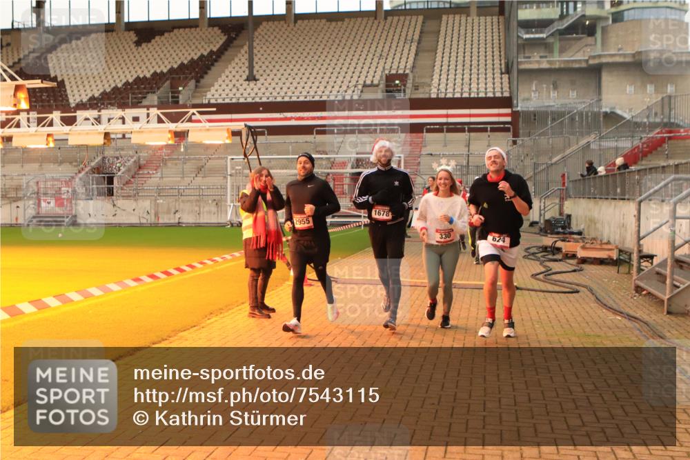 08.12.2024 - St. Pauli X-Mass-Run No. 14 Kathrin Stürmer Photography http://msf.ph/oto/7543115 08.12.2024 10:03:33 Ziel  meine-sportfotos.de